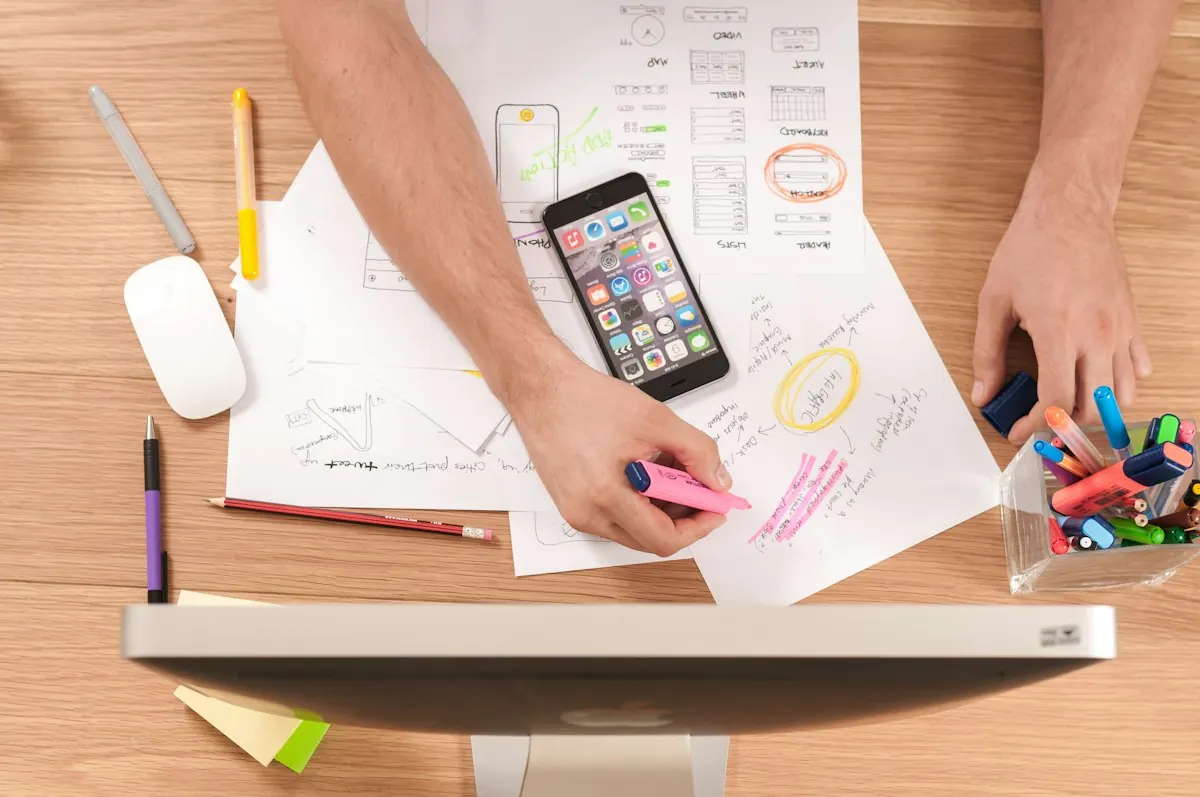 Planowanie strategii marketingowej na kartkach przy biurku ze smartfonem